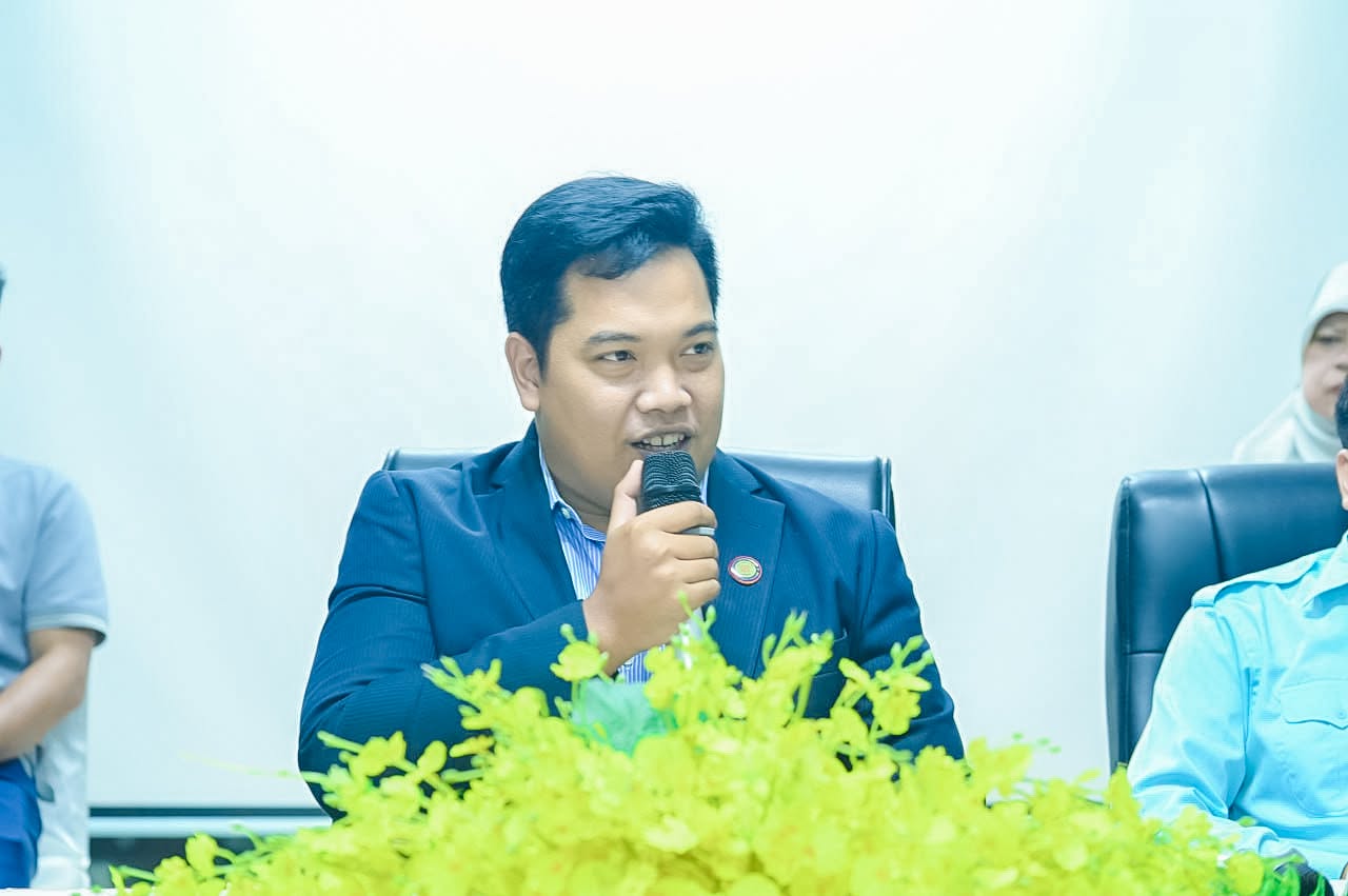 ឯកឧត្តម ណាសៀត អូស្មាន ទីប្រឹក្សារាជរដ្ឋាភិបាល និងជាប្រធានសមាគមសម្ព័ន្ធយុវជនមុស្លិមកម្ពុជា បានអនុញ្ញាតឱ្យអង្គការមូលនិធិអុីម៉ាន់កម្ពុជា ដឹកនាំគណៈប្រតិភូមកពី One Mosque Sector (OMS) នៃប្រទេសសិង្ហបុរី ចូលជួបសម្តែងការគួរសម។
